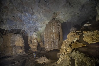 Der britische Höhlenforscher Ian 'Watto' Watson vor einem der riesigen Stalagmiten der Son Doong Cave.
