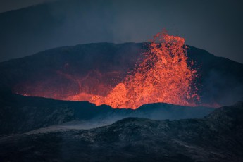 A natural spectacle that captivates everyone: The crater of Fagradalsfjall continuously ejects lava fountains into the sky.
