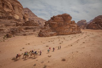 Zu Fuss und zu Kamel auf der Kaufmanns-Wüstenroute, die einst Jerusalem und Mekka verband (Wadi Rum, Jordanien).

