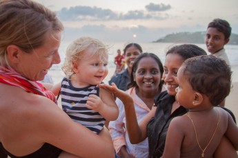 Mirissa, am Strand: Smilla flirtet mit den Srilankern.
(Photo by Erik Tolman)