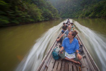 Wir tuckern flussaufwärts auf dem Subayang River zum Ausgangspunkt unseres Dschungelmarschs. Straßen gibt es hier keine, alle Menschen und Güter werden auf dem Fluss transportiert.