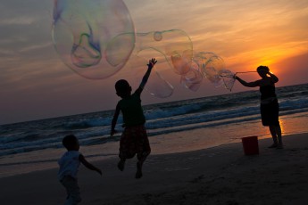 We brought 'Magic Soap Bubble Powder' from Berlin. Add a little sea water and the hunt for the bubbles starts!