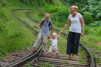 Ella: Die ersten Kilometer unserer Familienwanderung auf den Ella Rock führen entlang einer selten befahrenen Bahnstrecke. Sogar Smilla läuft ein paar Hundert Meter, ansonsten darf sie im Tragegestell auf Papas Rücken alles beobachten.