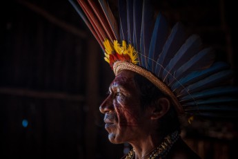 Pinon, Häuptling der Tucano, in seinem Dorf am Amazonas. Stolz präsentiert er seinen Kopfschmuck, dekoriert mit Papageien-Federn.

