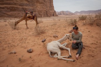 Während einer Pause vergnügt sich Michelle mit einem gerade mal vier Wochen alten Kamel-Baby Coco.
