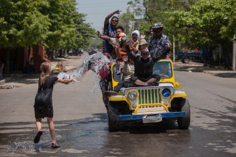 Waterfestival in Mandalay! Während des burmesischen Neujahrsfests darf jeder jeden fünf Tage lang mit Wasser bespritzen. Das ist natürlich wie für Kinder gemacht.