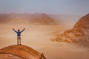 Einfach nur verzückt von der Landschaft des Wadi Rum.
