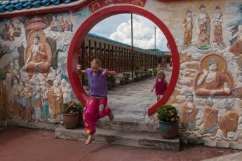 Kinderbespaßung unterwegs: Fangen spielen in einem chinesischen Tempel bei Georgetown, Malaysia.
