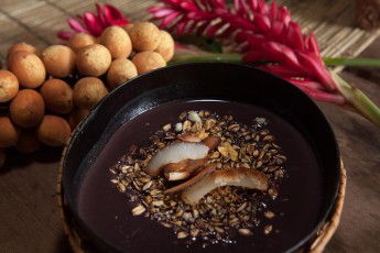 Kulinarische Stärkung nach dem Regenwaldausflug: Açaí wird in einem "Cuia", einem Kürbis, serviert und meist mit Müsli, Banane und getrockneten Kokosscheiben belegt.

