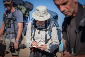 Während des Wilderness Skills Course werden viele Kenntnisse vermittelt, die in keinem Lehrbuch stehen. Kim hält das frisch erworbene Wissen in ihrem Notizbuch fest.