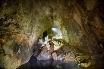 Blick zurück zum 400 Meter entfernt gelegenen Eingang der Son Doong Höhle, durch den das Tageslicht Wolkenschwaden beleuchtet. Dort haben wir uns 80 Meter tief in die Höhle abgeseilt.
