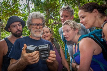 Leo Principe shows his guests the pictures and videos of an infrared camera trap. More and more often he succeeds in capturing jaguars.