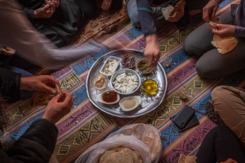 Beduinen-Frühstück: Ziegenkäse, Olivenöl, Tahin, Thymian, Dattelsirup und Fladenbrot.

