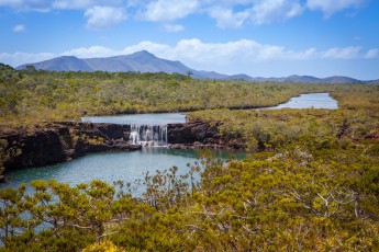 Dinosaurierkulisse: Am Wasserfall "Chutes de la Madeleine" scheint man in ein Millionen Jahre zurückliegendes Erdzeitalter einzutauchen.

