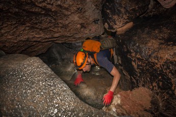 Einer der seltenen Augenblicke, in denen ich die Kamera mal nicht trage. Ich habe sie eben gerade dem vor mit gehenden Träger gegeben, weil sie sonst wohl gegen die Felsen geschrammt wäre. Und der Träger macht natürlich gleich ein Bild. Übrigens: Die Handschuhe schützen übrigens vor den scharfen Steinen. 

