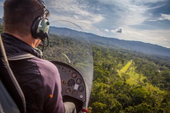What, already over!? Jürgen steers his gyrocopter for a butter-soft landing on a light green line in the middle of the 1,750 hectare sustainability paradise Selva Bananito.
