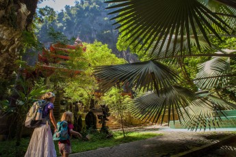 Amelie und Smilla durchstreifen den Tempel Sam Po Tong in Ipoh, Malaysia.