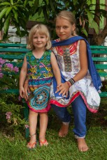 Unsere Töchter haben sich dem lokalen Kleidungsstil angepasst: Links Smilla in einem malayischen Outfit und Amelie im indischen Salwar.