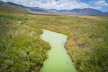 Der 'Pernod Fluss' im Süden Neukaledoniens. Seine Farbe verdankt er dem hier reichlich vorkommenden Mineral Olivin.

