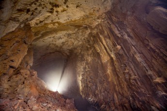 The Son Doong Cave always surprises with almost incredible dimensions. Our assistant, who lights the ceiling on a rock, can be seen just as a black line. It is also unbelievable that this breathtakingly large and beautiful cave was only fully explored and surveyed in 2010. Huge areas of the Phong Nha Ke Bang National Park have never been entered by humans. What a tempting terra incognita for my discoverer's heart!