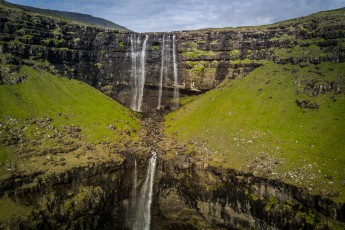 Der wohl schönste seiner Art auf den Färöer Inseln: der zwistufige Wasserfall Fossa.

