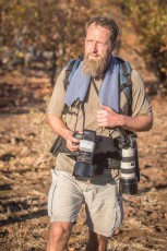 Unterwegs in der Wildnis mit Fotogepäck und Ausrüstung für 4 Tage (Danke an Temujin Johnson für das Foto).
(Engl. below) Südafrika, Krüger-Nationalpark: Ich nehme am "Wilderness Skills Course" von Eco Training teil. Dieser Kurs wurde für angehende Wildnisführer konzipiert, um ihnen Begegnungen mit wilden Tiere zu ermöglichen - alles zu Fuß. Und genau das passiert (später mehr)! Wir marschieren 3 Tage lang durch den Busch, inklusive Übernachtung und Nachtwache. Eine wirklich aufregende Erfahrung! Meine Reportage wird in der Zeitschrift TERRA (ab 23. Sep) veröffentlicht. Danke an Temujin Johnson für das Foto.
South Africa, Kruger National Park: I take part in the 'Wilderness Skills Course' of Eco Training. This course is meant for aspiring rangers/field guides to encouter wild animals - all on foot. And yes, we see them wild animals - and they see us (later more)! We walk the bush for 3 days including sleepouts and night watches. A really thrilling experience I have to say! My reportage will be published in the magazine TERRA (available Sep 21). Thanks to Temujin Johnson for the photo.
