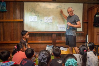 At WWF headquarters, Peter teaches schoolchildren about the plight of the Sumatran tiger. The neighbouring islands of Java and Bali once had their own tiger subspecies. The Java tiger has been considered extinct since 2003, the Bali tiger since the early 1940s.