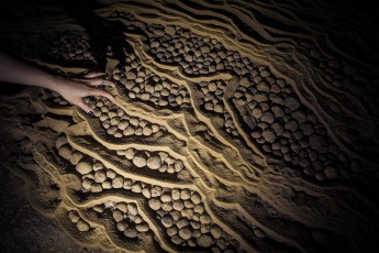 
Extremely rare and very fascinating: Cave pearls in the Son Doong Cave, Vietnam. Cave pearls are something like 'rolling stalagmites': Water drops that fall from the ceiling into a depression stick aragonite crystals around an initially tiny core. In the depression the pearl moves and grows with every drop - over many millennia. Usually, cave pearls are not larger than bird eggs, in the Son Doong Cave they often have the size of tennis balls.