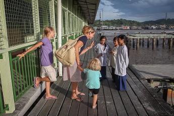 Brunei: Everywhere we are friendly greeted with 'Hello, welcome to Brunei', also by these three schoolgirls.
Note: Meanwhile we distance ourselves from Brunei, as homosexuals are threatened by death penalty since 2014.