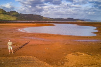 Heavy Metal Land: Die rostrote Landschaft rund um den Lac de Yaté enthält große Mengen an Eisen, Mangan, Chromerz, Nickel und Kobalt. Auf diesen toxischen Nährböden wachsen nur wenige hartgesottene Pflanzen.
