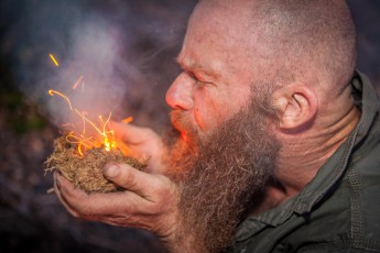 Bruce demonstriert, wie man mit Holz, Elefantendung, Geschick und Geduld Feuer entfacht.
