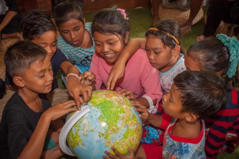 
The Biosphere Expedition Program also includes a visit of school children to the WWF Research Station. Here the children must find a country on the globe as fast as possible.