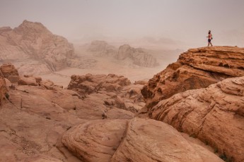 Alexis bestaunt die grandiosen Felsformationen und die unfassbar weite Landschaft im Wadi Rum.


