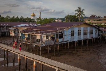 Brunei: Annette, Amelie und Smilla wandern durch Kampong Ayer, dem größten Stelzendorf der Welt.