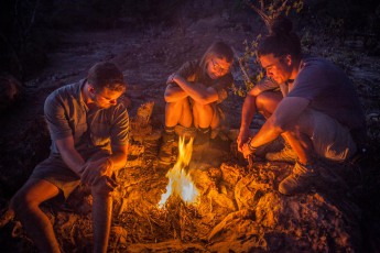 Das Nachtlager der zweiten Tages. Jeder von uns genießt das Lagerfeuer nach über 22 Kilometern Marsch.