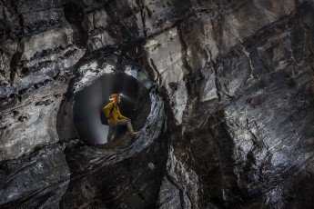 Die größte Höhlenpassage der Son Doong ist 5 Kilometer lang, 145 Meter breit und 200 Meter hoch. Allein hier würde das Empire State Building 139mal hineinpassen. Dennoch, es gibt auch engere Stellen wie diese hier.

