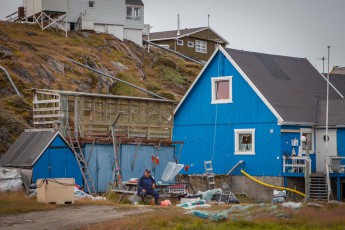 Ein Fischer vor seinem Haus in Sisimiut, Grönland.