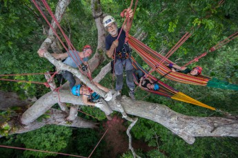 Nie habe ich länger für einen Höhenunterschied von 45 Meter gebraucht: Eineinhalb Stunden dauerte mein Arm- und Beinkampf am Seil - bei Windstille und 30 Grad.

