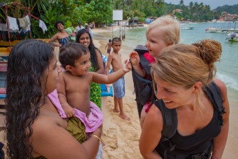 Unawatuna: Multikultureller Austausch der Kleinsten.
