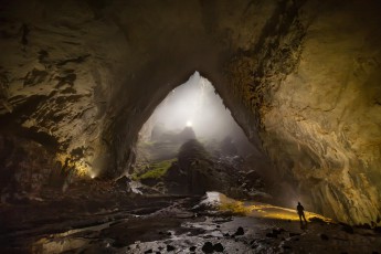 Blick zurück in die erste Doline. Auf der Erhöhung in der Doline in der Bildmitte steht ein Träger und leuchtet in unsere Richtung.

