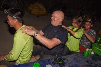 A cave expedition goes to the bone. At the end of the day, Khanh, Watto, Anette and Luong loosen their shoulder muscles with their proven 'massage chain'.