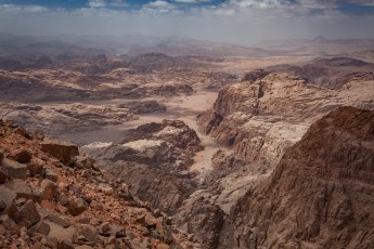Blick vom höchsten Gipfel Jordaniens - Um Al Dami - in Richtung Saudi-Arabien.

