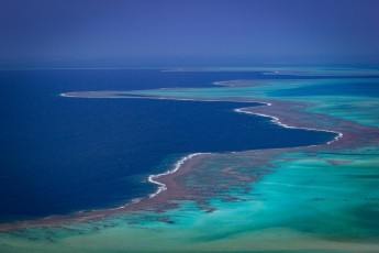 I really didn't expect that. I am speechless. On this round flight I am overwhelmed by the beauty of the New Caledonian Lagoon. Tears come to my eyes. This is definitely one of the most beautiful natural treasures I have ever seen.