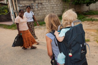 Unawatuna: Smilla blickt über Amelies Schulter. Und die Srilanker freuen sich.