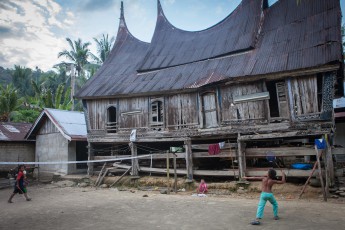 
In this remote village just before the Subayang River spring stands a so-called ancestral house, built in the 1920s. These uninhabited, dilapidated houses won't be demolished. The villagers say it is the home of the spirits of their forefathers.