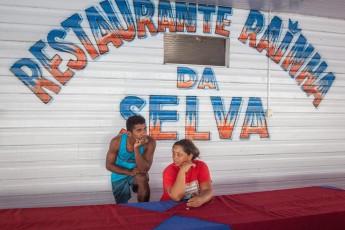 Warten auf Kundschaft auf einem schwimmenden Restaurant auf dem Amazonas.

