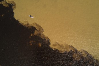 Der Zusammenfluss der mächtigen Urwaldströme Rio Solimões und Rio Negro zum Amazonas. Unser Boot links oben.
