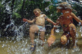 Borneo, Mulu: Amelie und Smilla kühlen sich in einem natürlichen Pool, gespeist aus Höhlenwasser, ab.