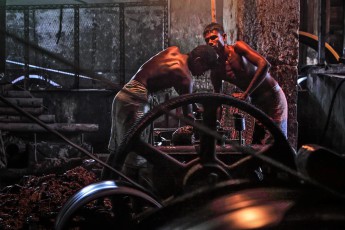 Old drive wheels, machines and V-belts everywhere: Work in the Katuschuk factory is the same as 100 years ago.