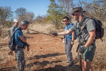 Selati Game Reserve: Ein guter Field Guide hat stets alle Sinne im Einsatz. Stephane riecht an Nashornkot.